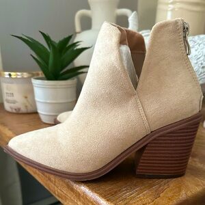 Woman’s faux suede ankle booties - pointed toe / super comfy never worn